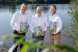(v.l.n.r.): Markus Geyer (BIPA Geschäftsführer), Michael Paterno (BILLA Vorstand Consumer) und Kai Pataky (BILLA Vorstand Vertrieb) freuen sich über das neues Stickeralbum, das in die magische Wasserwelt eintaucht.
