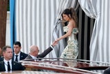 Bezos-Traumhochzeit: Diese sexy Outfits tragen die Promis