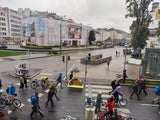 Lobautunnel-Gegner schieben Baum an der Secession vorbei hinaus zur Mariahilfer Straße.