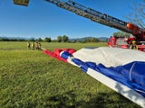 Ballon gegen Baumgruppe gedrückt