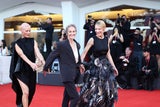 Cate Blanchett schockt mit skurrilem Feder-Look auf dem roten Teppich