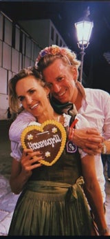 Patricia Kaiser schmiegt sich auf der Wiesn in Andreas Rocks Arm.&nbsp;