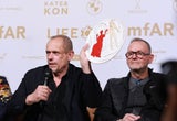 Gery Keszler mit Kevin Robert Frost und dem "Jedermann Teller"