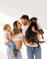 Mit Lebensgefährte Paul Mehling, Tochter Lotti und Hund Taco, als sie 2023 mit Sohn Fritz schwanger war.&nbsp;&nbsp;