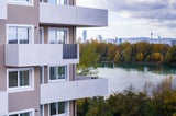 Leo am Teich: Idylle trifft urbanes Leben in Wien 22; Traumausblick und höhengestaffelte Gebäude. 