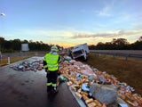 LKW verliert Fruchtsaft-Ladung