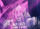 Guns N'Roses mit Ozzy-Gedenken im Regen