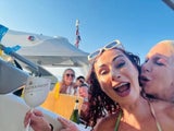 Mausi Lugner lässt sich auf der Yacht völlig gehen.&nbsp;