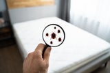 Achtung: Deshalb sollten Sie Ihren Koffer immer in der Badewanne auspacken