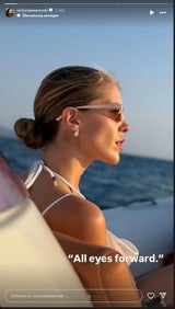 Victoria Swarovski postet ein nachdenkliches Foto mit dem Satz: "All eyes forward", also "alle Augen nach vorne". 