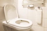 Warum Sie vor dem Urlaub Kaffeesatz in die Toilette kippen sollten