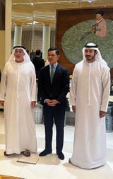 Martin Ho mit Scheich&nbsp;Sultan bin Khalifa Al Nahyan (links) und Scheich Mohammed bin Sultan al Nahyan.