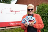 Heino präsentiert seine "Deutschland-Schokolade" als Antwort auf die Dubai-Schokolade