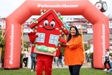 Wohnbaustadträtin Katrin Gaàl feiert mit den Wienern den sozialen Wohnbau.