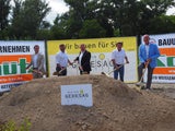 Spatenstich: v.l.n.r.: Beim feierlichen Spatenstich: Peter Forthuber (Vorstand Gedesag), Josef Edlinger (Abgeordneter zum NÖ Landtag), Karl Stifter (Prokurist Baufirma Schütz), Harald Leopold (Bürgermeister Langenlois), Karl Schierer (Ortsvorsteher Zöbing)