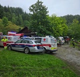 Nasser Feldweg: Pkw stürzt 200 Meter ab, Insassen schwer verletzt