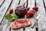 Hausgemachte Erdbeermarlede aus selbstgepflückten Früchten