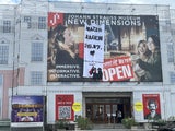 "Nazis jagen steht auf einem Banner, der an der Fassade des Johann-Strauss-Museums prangert.