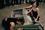Eine Performancearbeit kommt von Göksu Kunak, die in "Bygone Innocence" einen Autounfall in der Türkei 1996 als Ausgangspunkt nutzt, um die teilweise Vernetzung zwischen politischer und krimineller Sphäre aufzuzeigen.