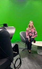Martina Kaiser zeigt sich im ORF-Studio und schreibt: "Schaut, wer zurück ist."