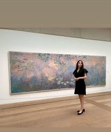 Auf diesem Foto sieht Nathalie Volk wieder natürlicher aus. Es zeigt sie in einem Museum.
