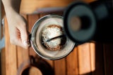 Trick kennt kaum jemand & spart Geld: So wird Ihr Kaffee noch stärker!