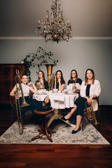 Posaunistin Sarah Schreiner, Hornistin Katharina Zeller, Tubistin Anna Guggenberger und die Trompeterinnen Marlene Kogler und Kerstin Gruber (v. li.)&nbsp;