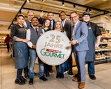 SPAR-Gourmet Mitarbeiter:innen und SPAR-Geschäfsführer Alois Huber