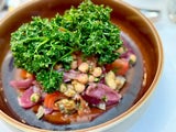 Kichererbsen-Tomatensalat mit gegrillter Melanzani.
