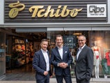 Paul Unterluggauer, Tchibo Österreich Geschäftsführer (l.) mit Harald Hauke (Vorstandssprecher der ARA) und Jörg Fischer von der JKU