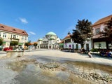 Valentinbrunnen in  TrencÍn. Ein beliebtes Fotomotiv am Štúro-Platz.