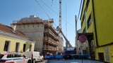 Arbeiter stürzt auf Baustelle in Wien ab: Schwer verletzt