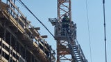 Arbeiter stürzt auf Baustelle in Wien ab: Schwer verletzt