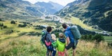 Familie schaut sich die Aussicht vom Berg an