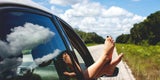 Roadtrip - Frauenfüße hängen aus dem Autofenster