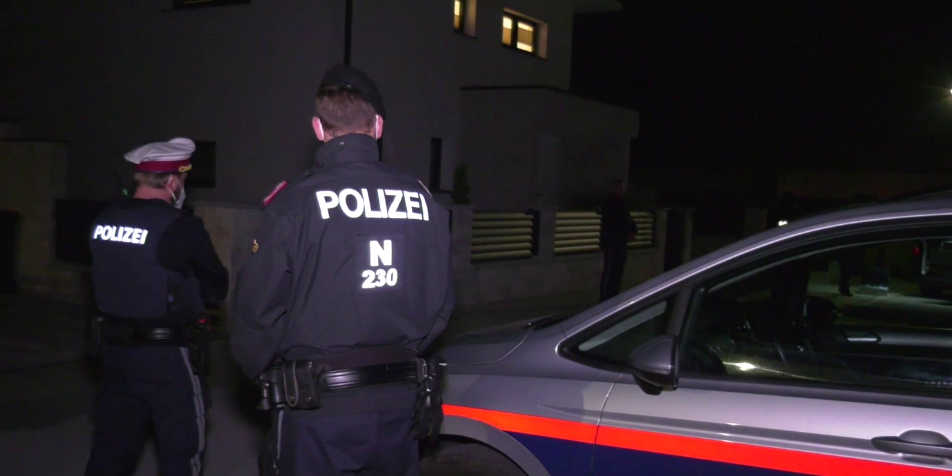 Polizisten mit Auto