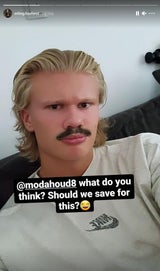 Stürmer-Star Erling Haalnd posiert mit einem Schnurrbart-Filter auf Instagram