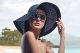 Frau mit Sonnenbrille und Sonnenhut