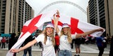 Zwei weibloiche England-Fans vor dem Wembley Stadium