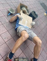 "Kunstaktion": Mann betoniert sich Kopf mitten in Wien zu