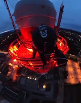 Irre: Basejumper springt von Fernheizwerks-Schlot