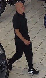 Wenn Sie diesen Mann sehen, rufen Sie die Polizei