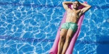 Mann auf Luftmatratze im Wasser