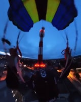 Irre: Basejumper springt von Fernheizwerks-Schlot