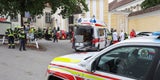 86-Jähriger rast mit Auto in Marktstand: Eine Person in Lebensgefahr
