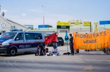 100 Aktivisten blockieren Bau der Stadtautobahn