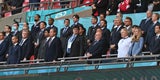 VIP-Tribüne: Mit wem scherzt Beckham da?