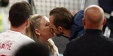 Hier tröstet Harry Kane seine weinende Frau Kate