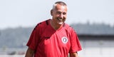 Klagenfurt-Trainer Peter Pacult lacht bei einer Trainingseinheit