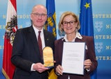 Landeshauptfrau Johanna Mikl-Leitner verlieh Mag. Friedrich Faulhammer, Rektor emeritus der Universität für Weiterbildung Krems, Vorsitzender des Vorstands des Instituts für den Donauraum und Mitteleuropa, Vorstand der Ludwig Boltzmann Gesellschaft, Leiter der Zukunftsinitiative Niederösterreichs „Mein Land denkt an morgen“, das „Goldene Komturkreuz des Ehrenzeichens für Verdienst um das Bundesland Niederösterreich“.&nbsp;&nbsp;